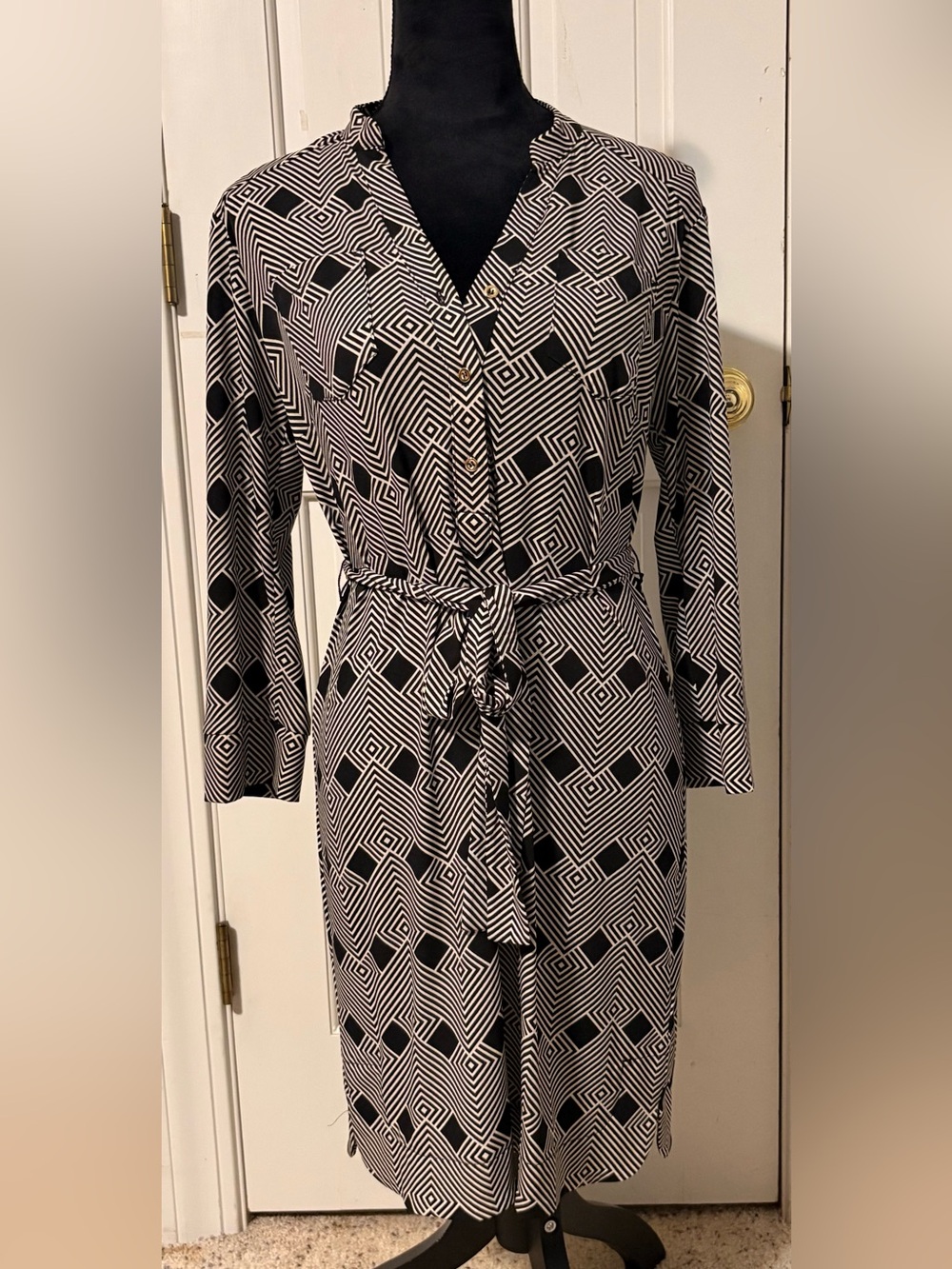 DONNA MORGAN Beautiful Black and White Geometric Dress